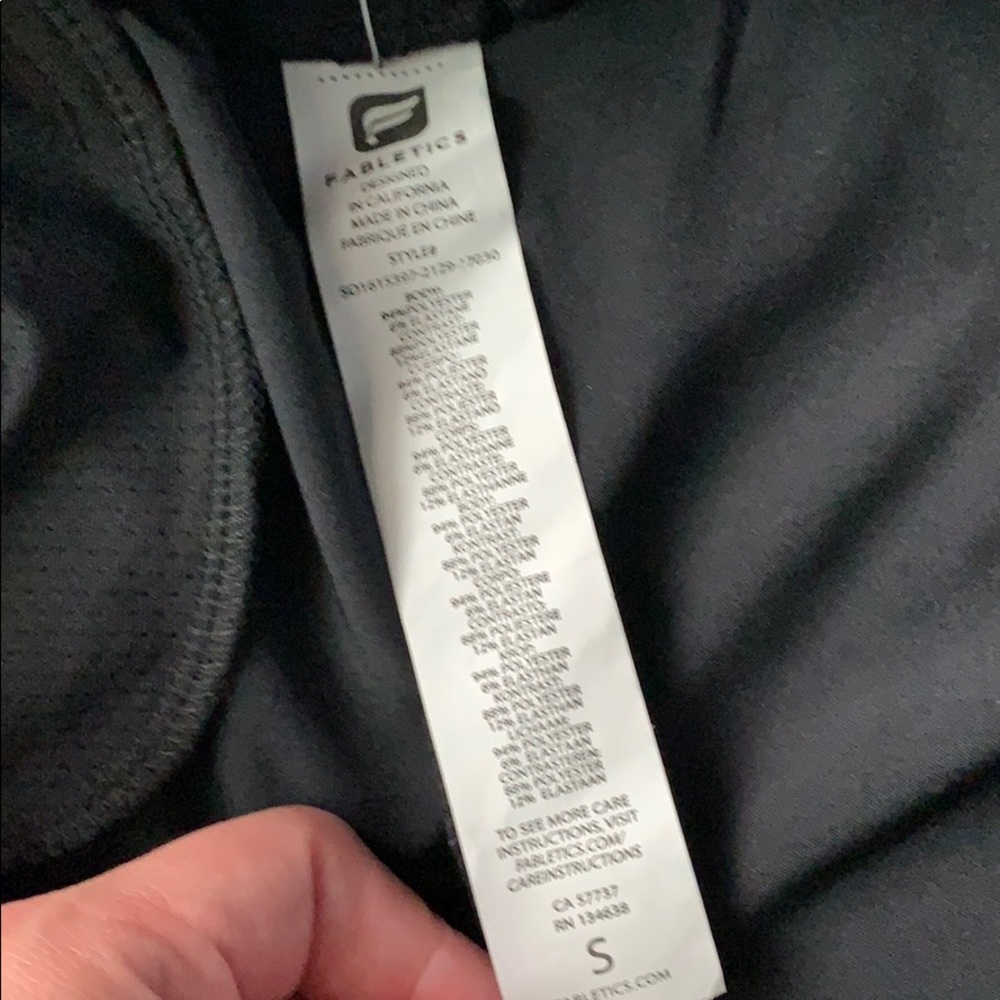 New Fabletics Short - Picture 4 of 7